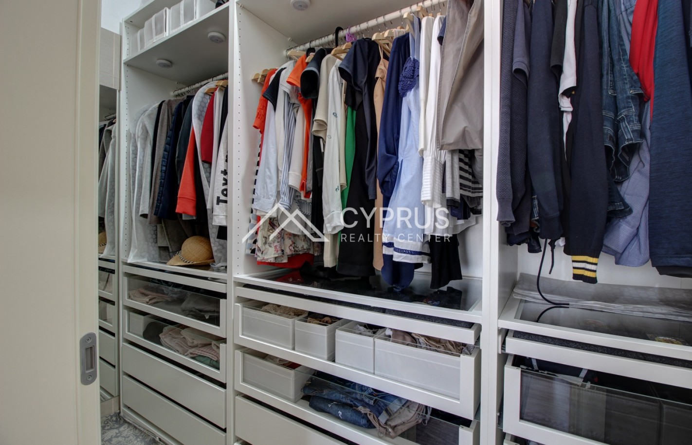 Luxury 3 bedroom apartment in Limassol, City Center - фото 10