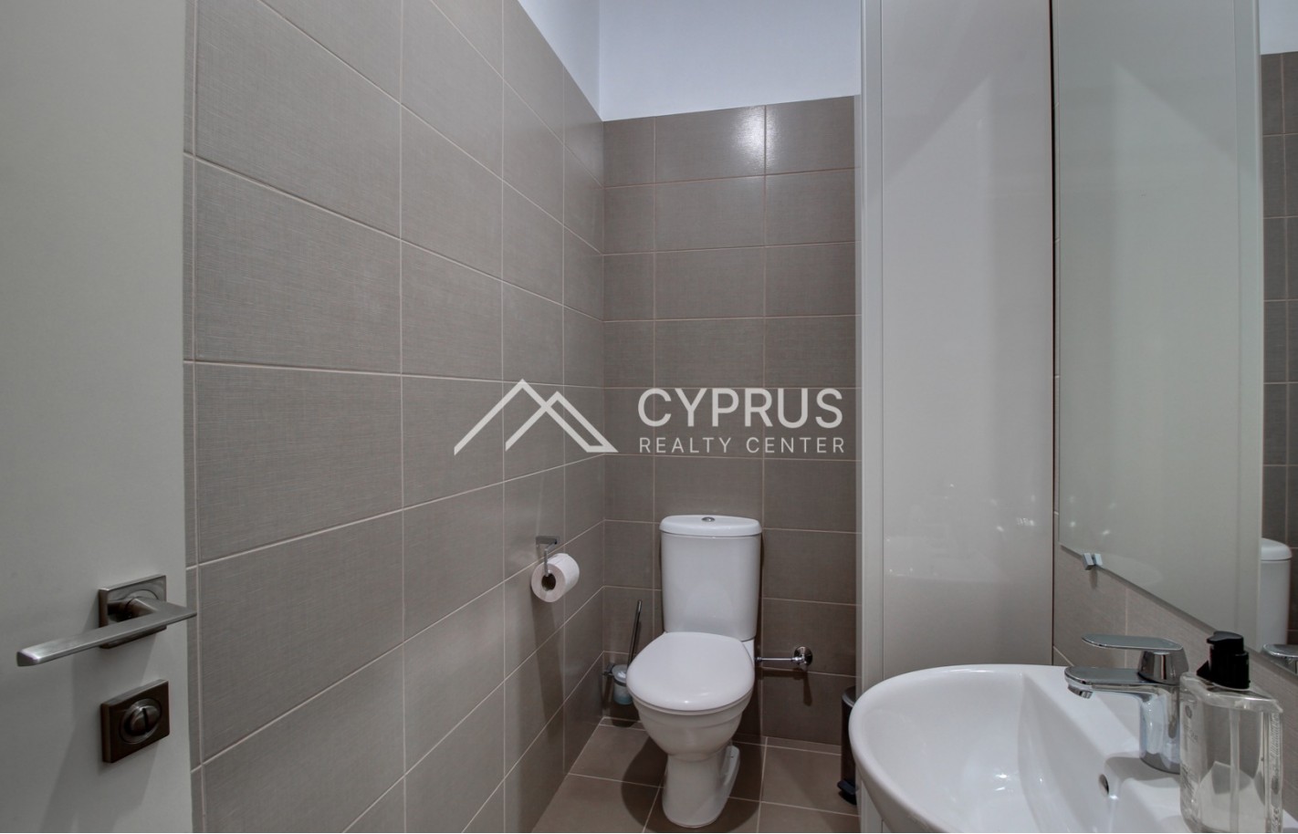 Luxury 3 bedroom apartment in Limassol, City Center - фото 16