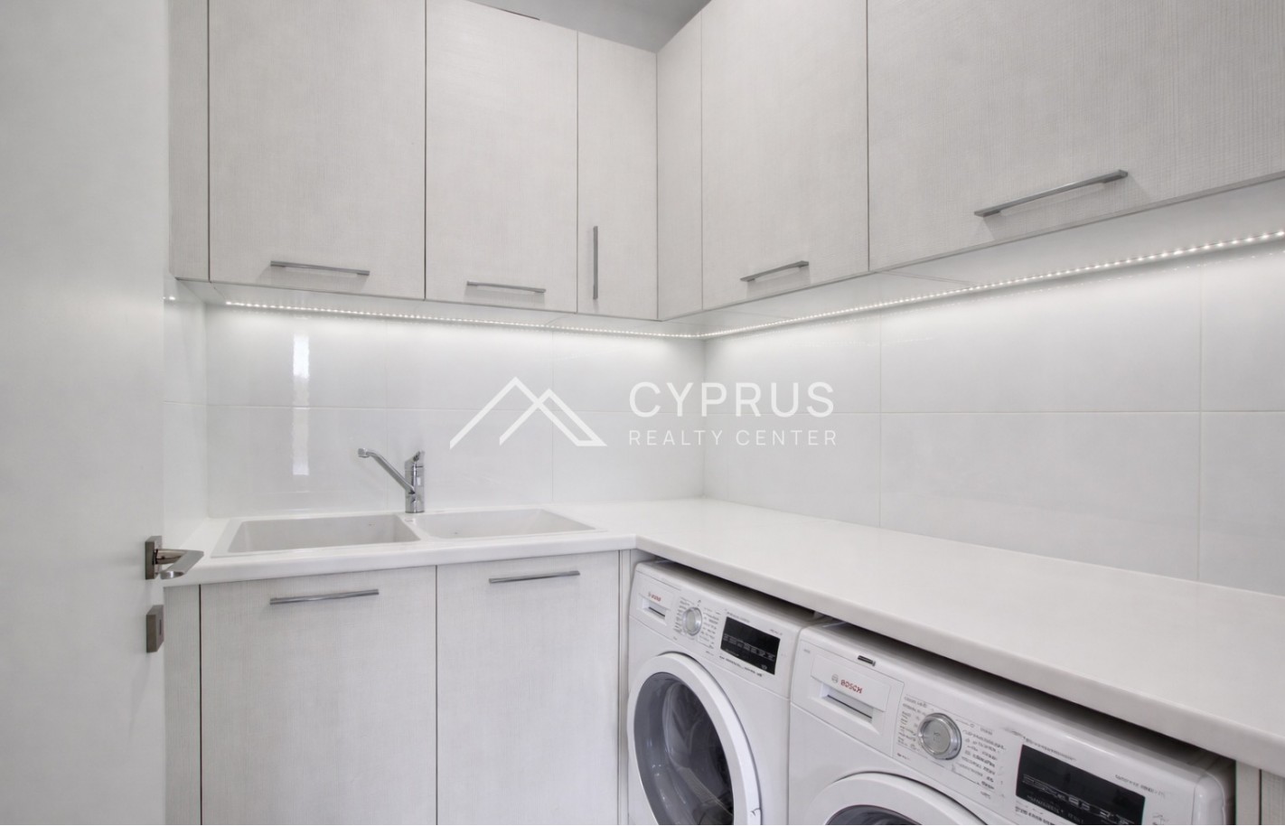 Luxury 3 bedroom apartment in Limassol, City Center - фото 25