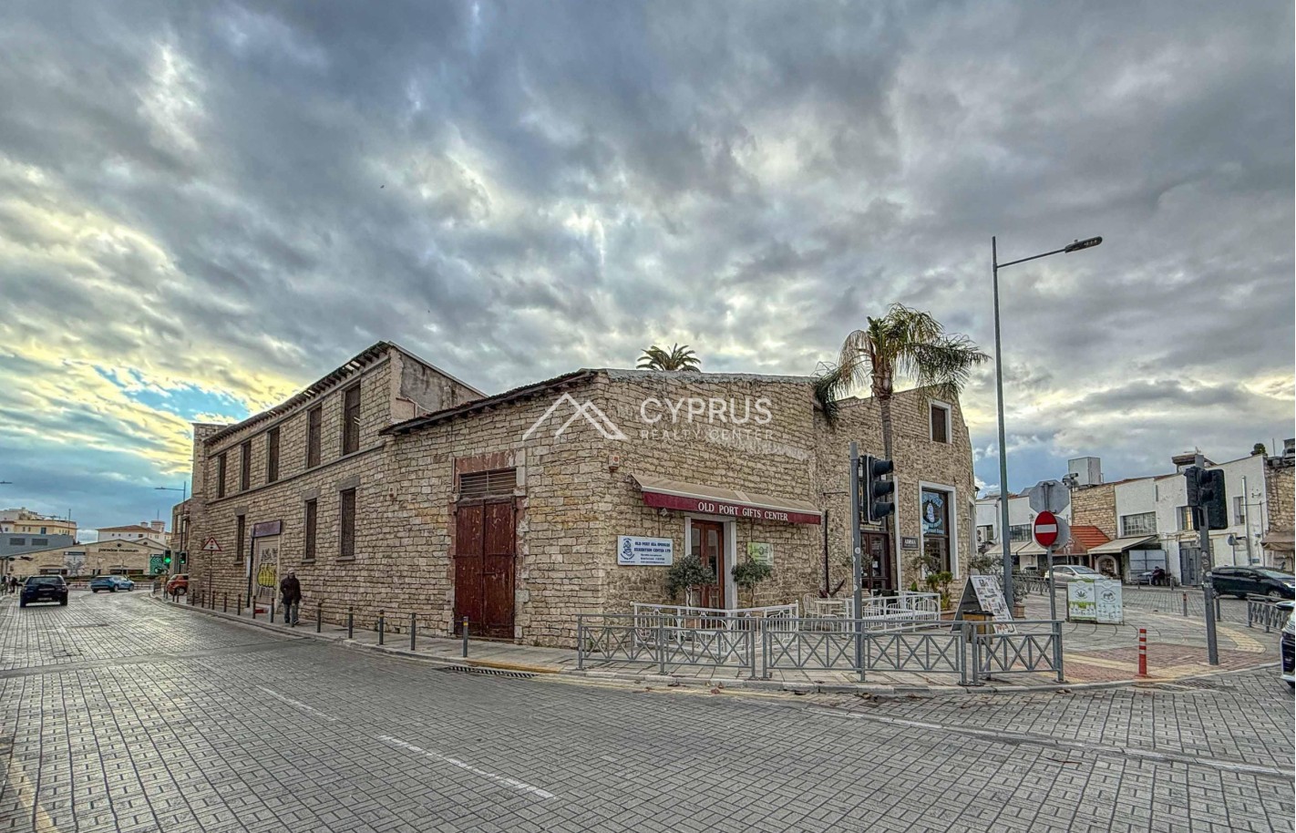 Building in the centre of Limassol, City Centre - фото 4
