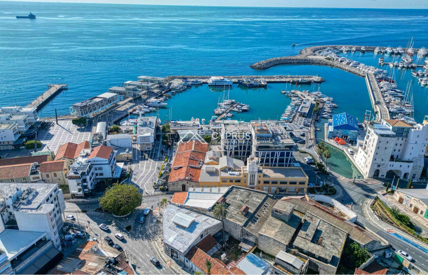 Building in the centre of Limassol, City Centre - фото 2