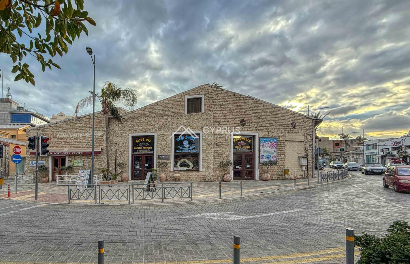 Building in the centre of Limassol, City Centre - фото 7