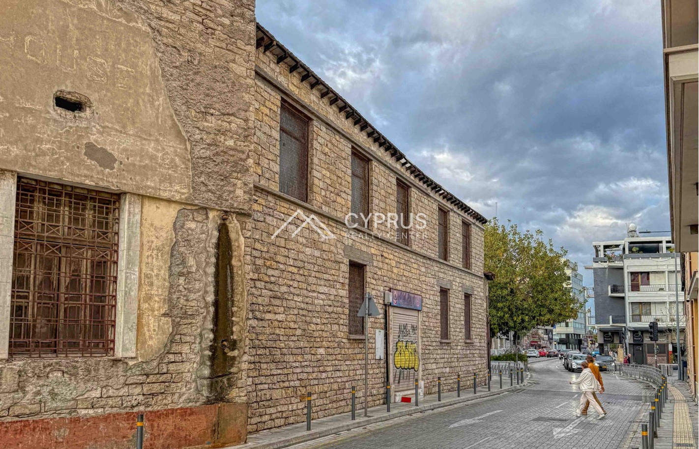 Building in the centre of Limassol, City Centre - фото 8