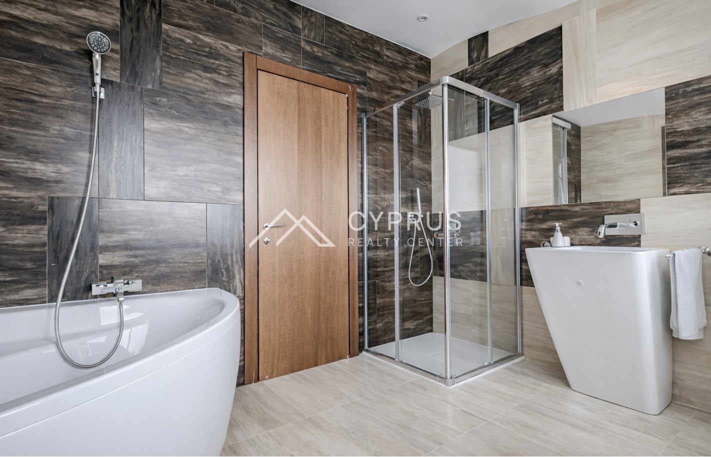 Four bedroom villa in Limassol, Agios Tychonas - фото 2