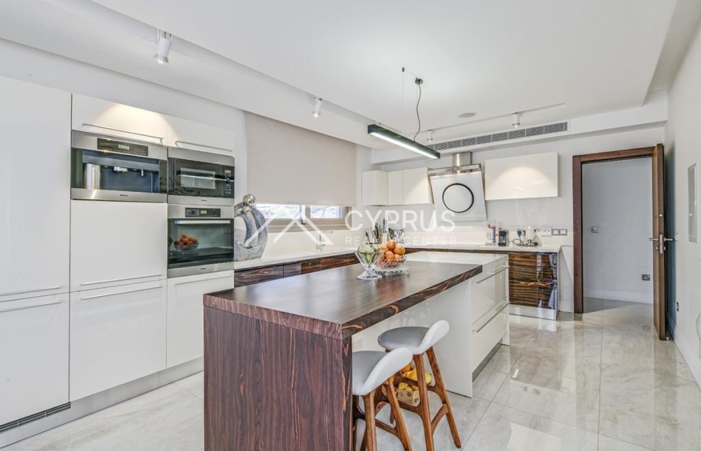 Four bedroom villa in Limassol, Agios Tychonas - фото 8