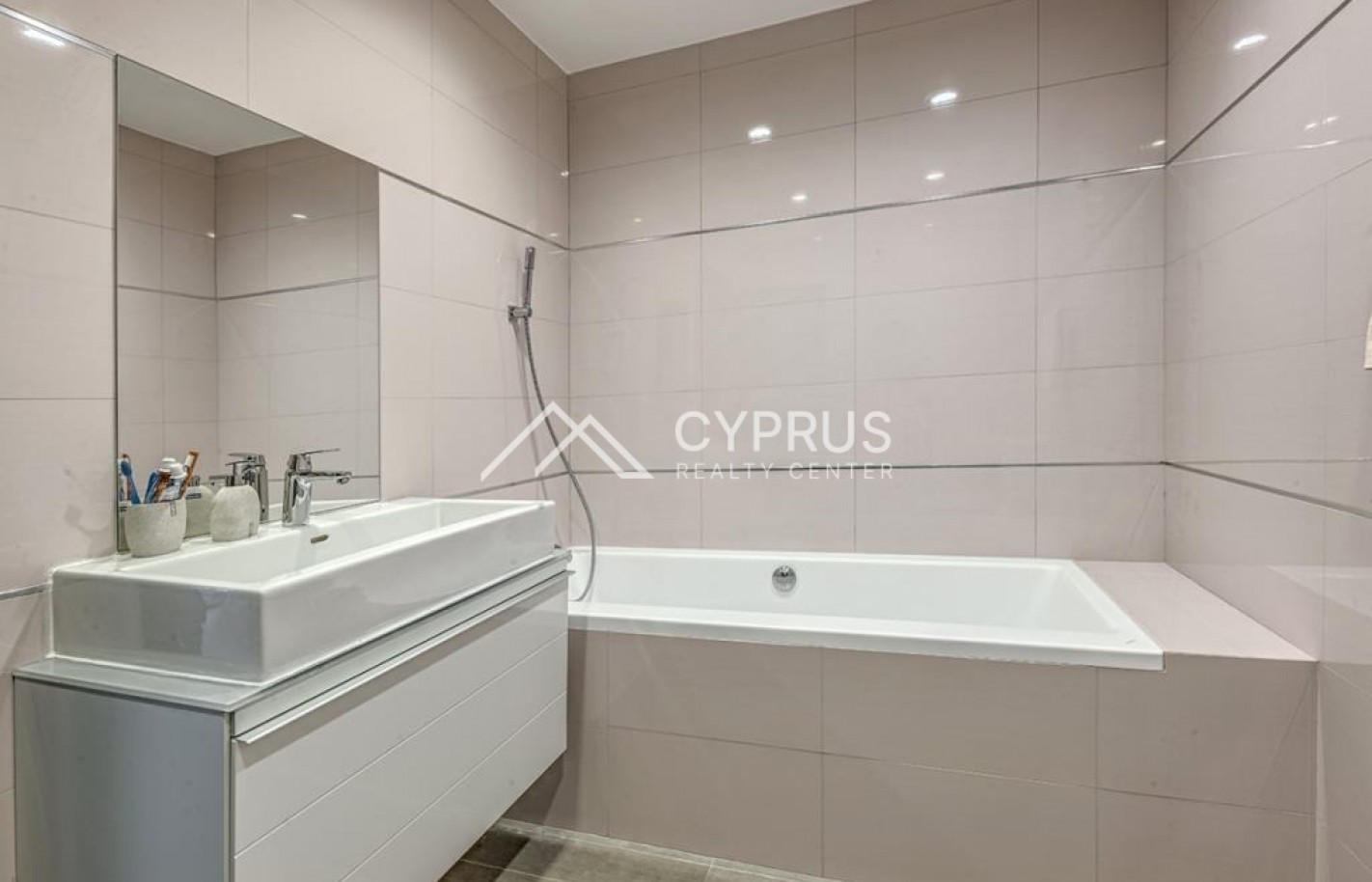 Four bedroom villa in Limassol, Agios Tychonas - фото 28