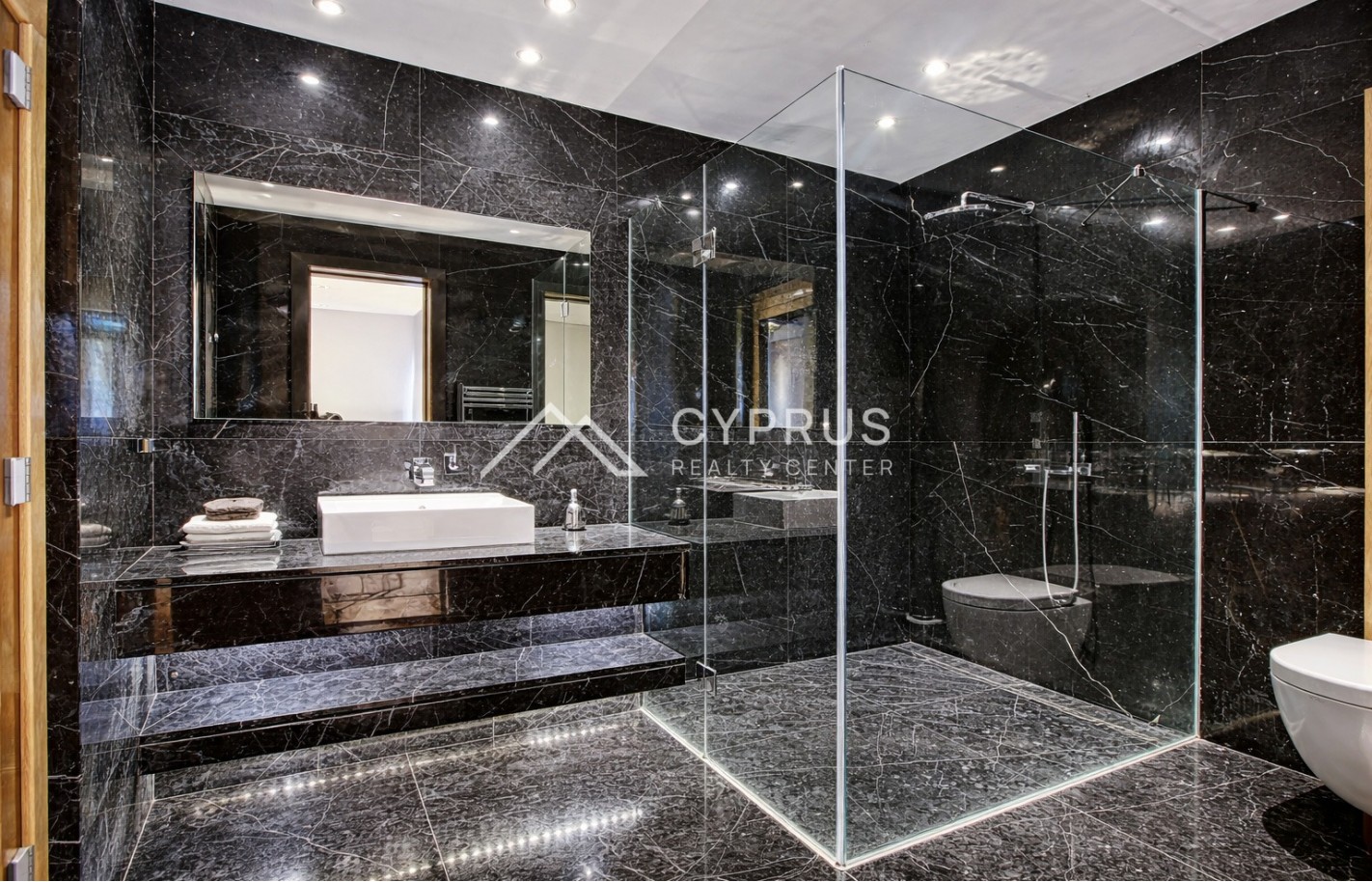 Luxury villa in Limassol with 5 bedrooms, East Beach - фото 21