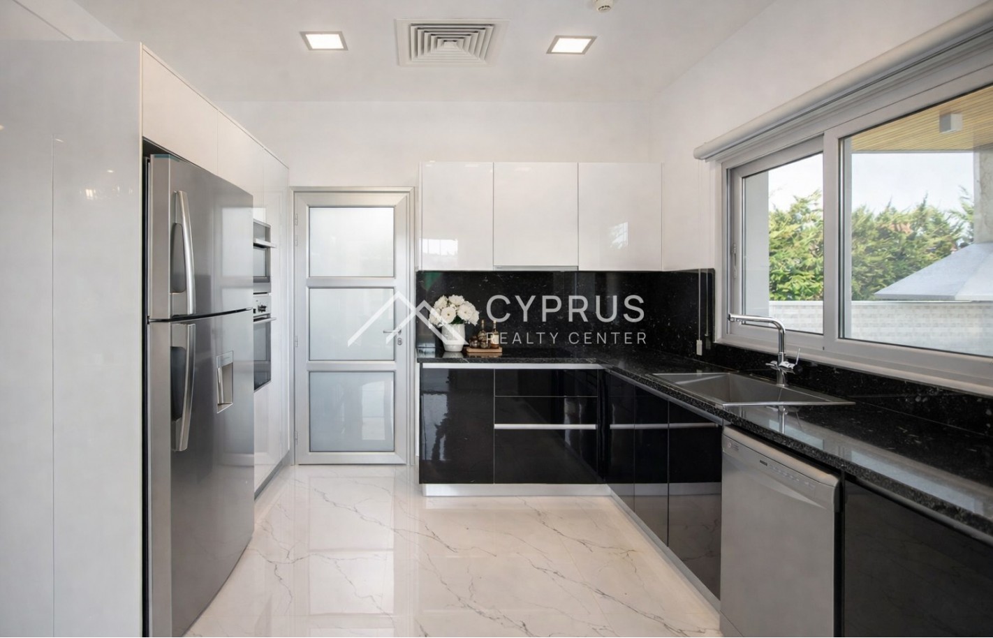 Villa in Limassol with 4 bedrooms, Agios Tychonas - фото 1