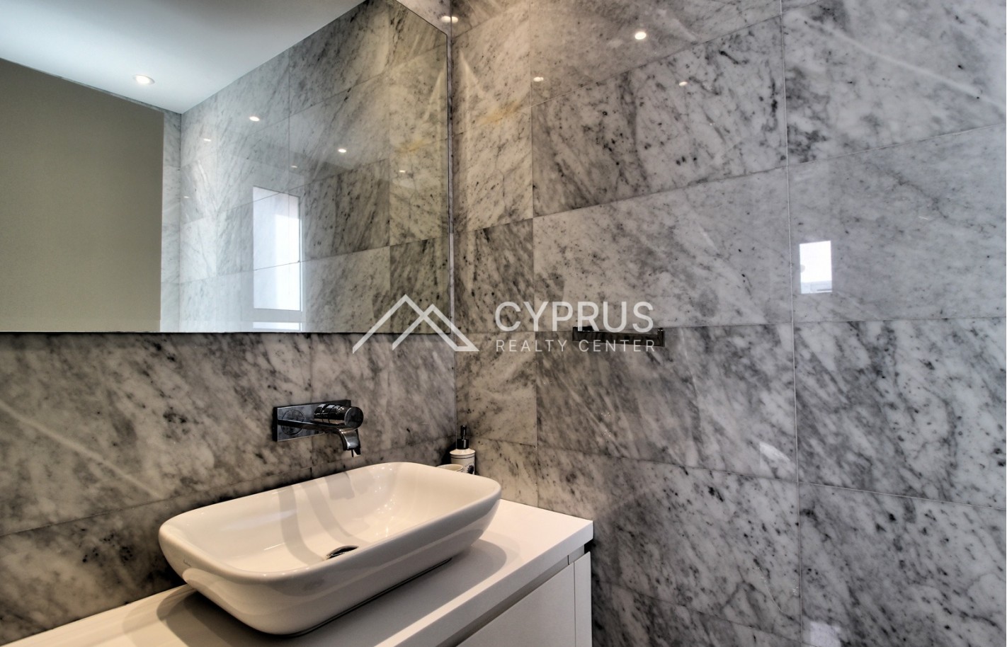 Luxury villa with 2 bedrooms in Limassol, Limassol Marina - фото 17