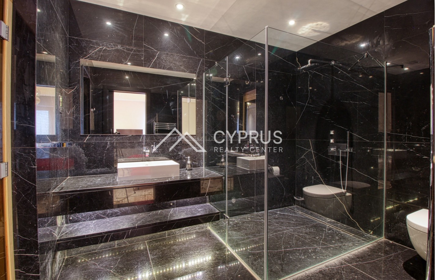 Luxury villa in Limassol with 5 bedrooms, East Beach - фото 17