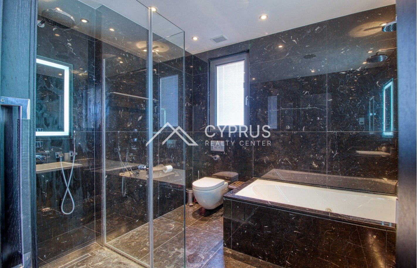 Luxury villa in Limassol with 5 bedrooms, East Beach - фото 18