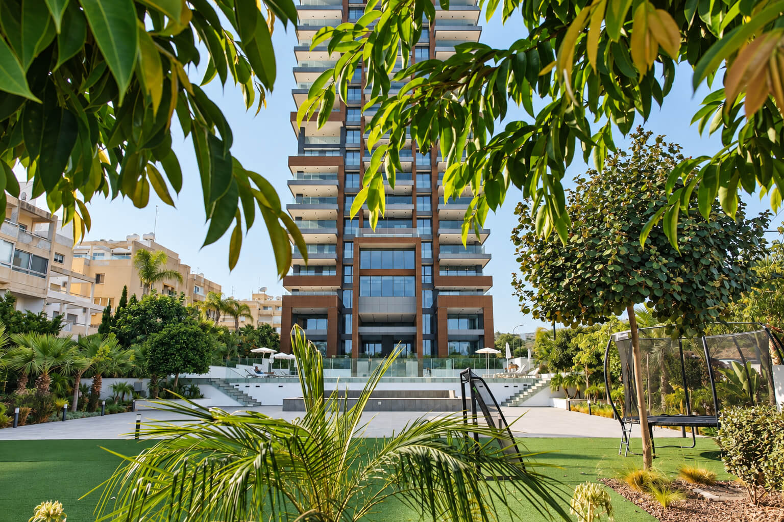 Инфраструктура и панорамный бассейн Dream Tower Limassol